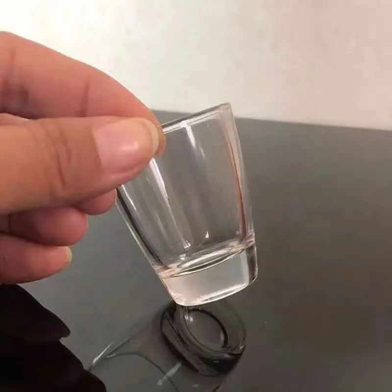 Um conjunto de 6 copos de vinho transparentes pequenos compactos adequados para chá e beber adicionando um toque de refinamento para sua vida
