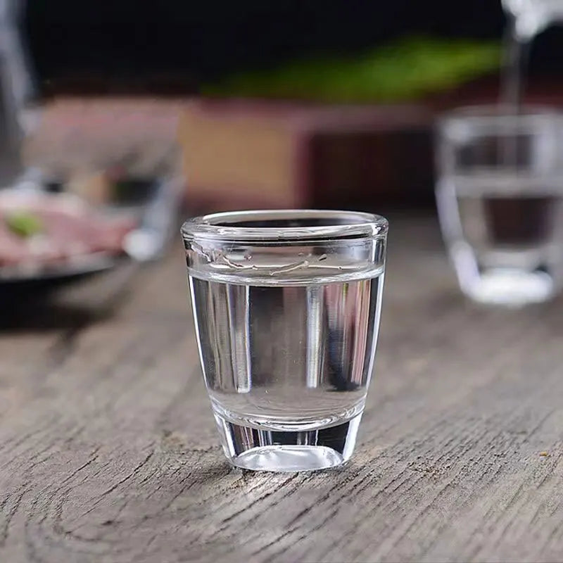Um conjunto de 6 copos de vinho transparentes pequenos compactos adequados para chá e beber adicionando um toque de refinamento para sua vida