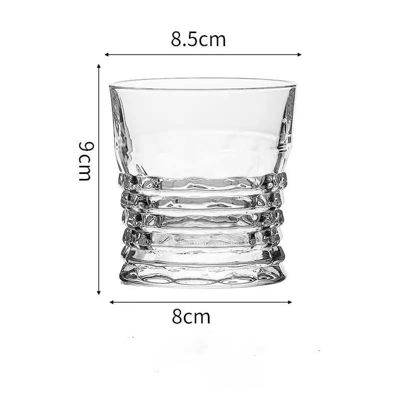 Um copo adequado para beber em uma barra Um copo de uísque Um copo de espíritos Um copo de vinho estrangeiro Um copo de cristal e um vidro criativo