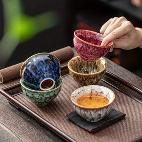 Um conjunto de xícaras de chá cerâmicas artesanais, um total de 5 peças, xícara de chá tradicional Wuxing Kung Fu mudada com forno, estilo Jianzhan