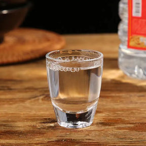Um conjunto de 6 copos de vinho transparentes pequenos compactos adequados para chá e beber adicionando um toque de refinamento para sua vida