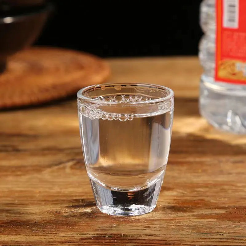 Um conjunto de 6 copos de vinho transparentes pequenos compactos adequados para chá e beber adicionando um toque de refinamento para sua vida