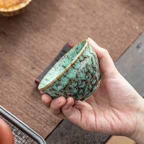 Um conjunto de xícaras de chá cerâmicas artesanais, um total de 5 peças, xícara de chá tradicional Wuxing Kung Fu mudada com forno, estilo Jianzhan