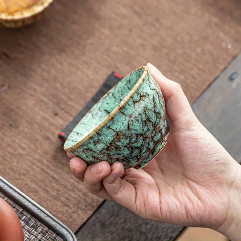 Um conjunto de xícaras de chá cerâmicas artesanais, um total de 5 peças, xícara de chá tradicional Wuxing Kung Fu mudada com forno, estilo Jianzhan