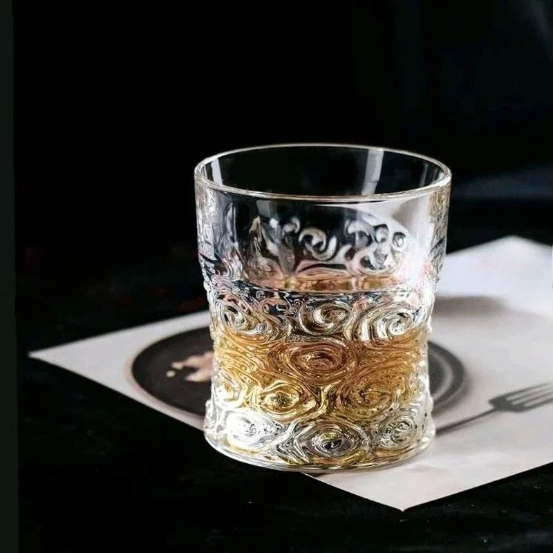 Um copo adequado para beber em uma barra Um copo de uísque Um copo de espíritos Um copo de vinho estrangeiro Um copo de cristal e um vidro criativo