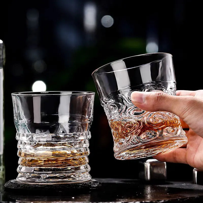 Um copo adequado para beber em uma barra Um copo de uísque Um copo de espíritos Um copo de vinho estrangeiro Um copo de cristal e um vidro criativo