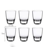 Um conjunto de 6 copos de vinho transparentes pequenos compactos adequados para chá e beber adicionando um toque de refinamento para sua vida