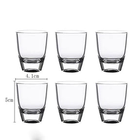 Um conjunto de 6 copos de vinho transparentes pequenos compactos adequados para chá e beber adicionando um toque de refinamento para sua vida