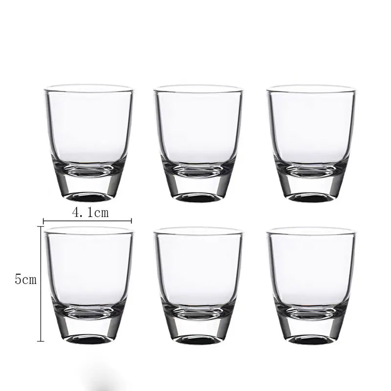 Um conjunto de 6 copos de vinho transparentes pequenos compactos adequados para chá e beber adicionando um toque de refinamento para sua vida