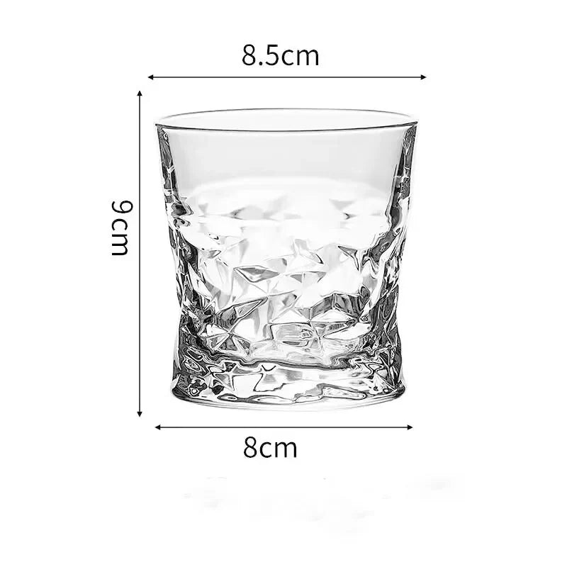 Um copo adequado para beber em uma barra Um copo de uísque Um copo de espíritos Um copo de vinho estrangeiro Um copo de cristal e um vidro criativo