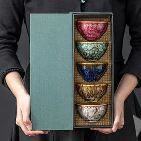 Um conjunto de xícaras de chá cerâmicas artesanais, um total de 5 peças, xícara de chá tradicional Wuxing Kung Fu mudada com forno, estilo Jianzhan