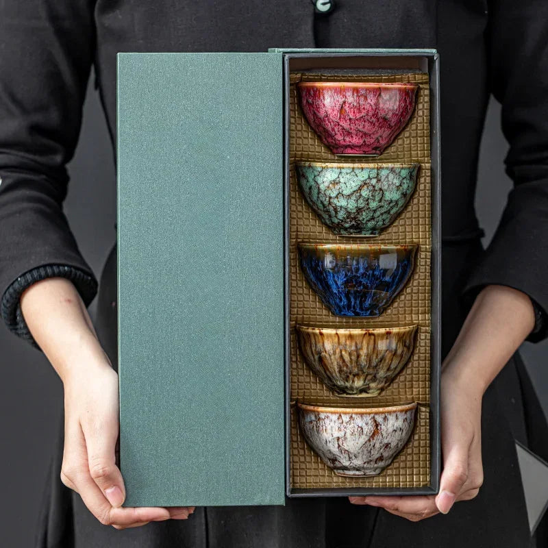 Um conjunto de xícaras de chá cerâmicas artesanais, um total de 5 peças, xícara de chá tradicional Wuxing Kung Fu mudada com forno, estilo Jianzhan