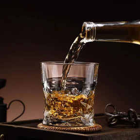 Um copo adequado para beber em uma barra Um copo de uísque Um copo de espíritos Um copo de vinho estrangeiro Um copo de cristal e um vidro criativo
