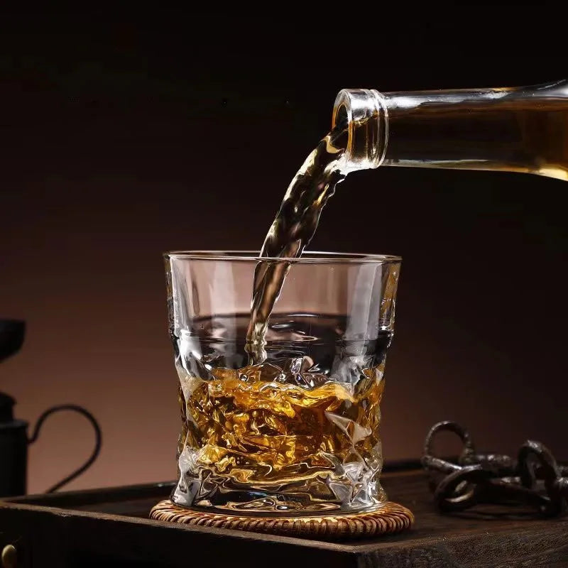Um copo adequado para beber em uma barra Um copo de uísque Um copo de espíritos Um copo de vinho estrangeiro Um copo de cristal e um vidro criativo