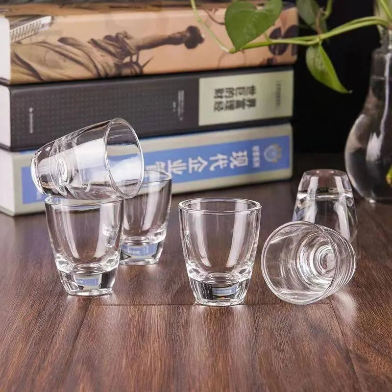 Um conjunto de 6 copos de vinho transparentes pequenos compactos adequados para chá e beber adicionando um toque de refinamento para sua vida