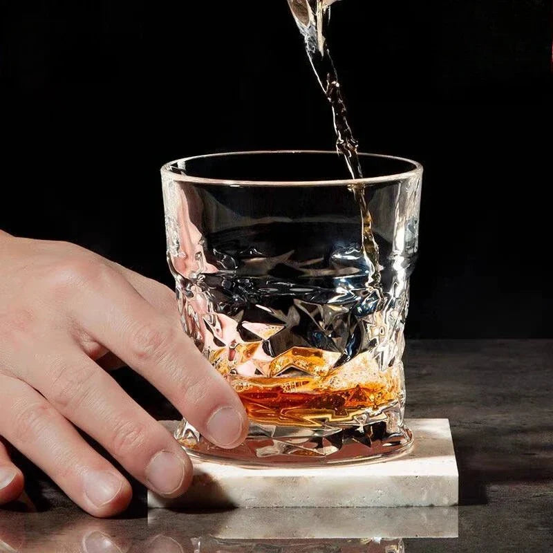 Um copo adequado para beber em uma barra Um copo de uísque Um copo de espíritos Um copo de vinho estrangeiro Um copo de cristal e um vidro criativo
