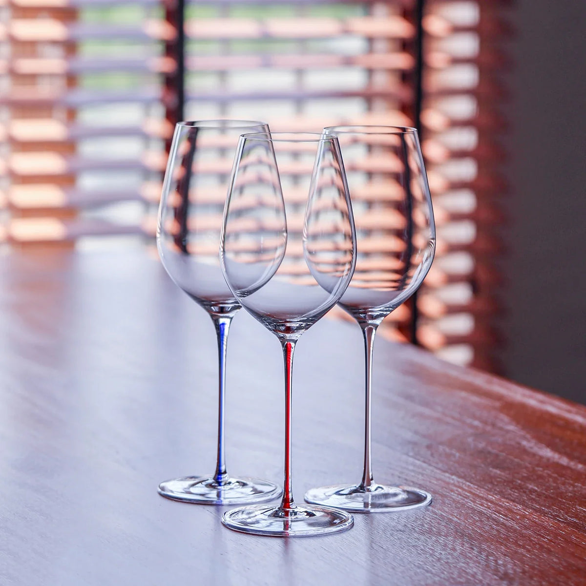 CRISON PREMIUM Copo de vinho de haste vermelha feito à mão de cristal de alta qualidade com design elegante de pé alto para maior beleza do vinho
