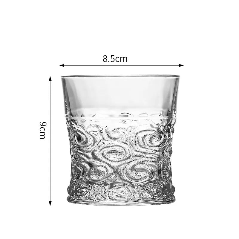 Um copo adequado para beber em uma barra Um copo de uísque Um copo de espíritos Um copo de vinho estrangeiro Um copo de cristal e um vidro criativo